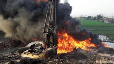 Pipa Pertamina Terbakar di Tol Purbaleunyi