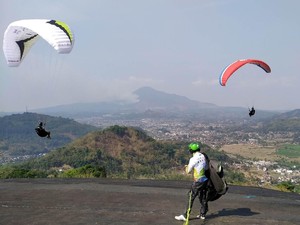 Peserta Kejuaraan Paralayang di Sumedang Jajal Venue Kampung Toga