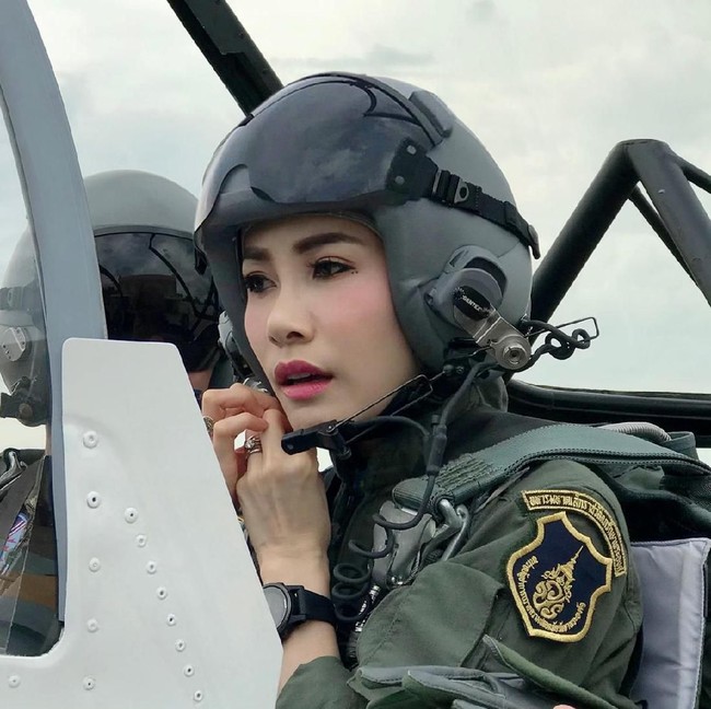 Sineenatra juga pernah diangkat menjadi mayor jenderal sehingga akrab dengan seragam militer. Namun, Raja mencopot gelar tersebut darinya pada 2019 atas alasan ketidaksetiaan.   (Foto: Reuters)