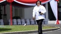 Politikus NasDem Siti Nurbaya juga merapat ke Istana Negara. Dia juga mengenakan kemeja putih lengan panjang.