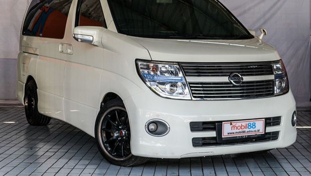 Nissan Elgrand tahun 2010