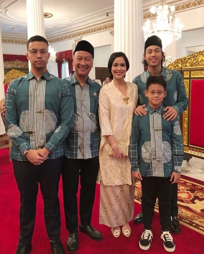 Pada hari Lebaran pun kain batik menjadi pilihan Loemongga.Wanita kelahiran 1973 ini merupakan mantan model yang kemudian terjun ke bidang bisnis. Dia menjabat sebagai Presiden Direktur PT Asiana Lintas Cipta dan founder KEP Media Production House. Foto: Dok. Instagram