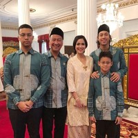 Pada hari Lebaran pun kain batik menjadi pilihan Loemongga.Wanita kelahiran 1973 ini merupakan mantan model yang kemudian terjun ke bidang bisnis. Dia menjabat sebagai Presiden Direktur PT Asiana Lintas Cipta dan founder KEP Media Production House. Foto: Dok. Instagram