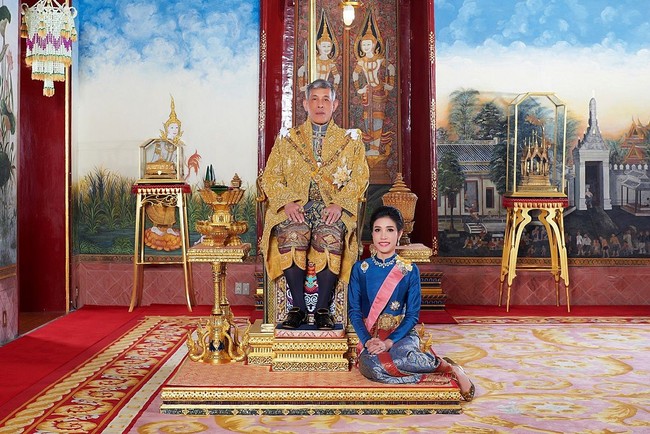 Kebersamaan Raja Maha Vajiralongkorn dan Sineenat Wongvajirapakdi dalam foto resmi kerajaan. Ia terlihat mengenakan blouse dan kain tenun berhias benang silver. Senyum manisnya pun mengembang. Foto: Reuters