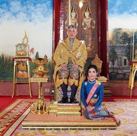 Kebersamaan Raja Maha Vajiralongkorn dan Sineenat Wongvajirapakdi dalam foto resmi kerajaan. Ia terlihat mengenakan blouse dan kain tenun berhias benang silver. Senyum manisnya pun mengembang. Foto: Reuters