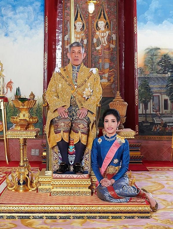 Thailands King Maha Vajiralongkorn and General Sineenat Wongvajirapakdi, the royal consort pose at the Grand Palace in Bangkok, Thailand,  in this undated handout photo obtained by Reuters August 27, 2019. Thailands King Maha Vajiralongkorn has stripped his newly named royal consort Sineenat of her titles and military ranks for being disloyal and conducting a rivalry with Queen Suthida, the palace said late on Monday.   Royal Household Bureau/Handout via REUTERS  ATTENTION EDITORS - THIS IMAGE WAS PROVIDED BY A THIRD PARTY. EDITORIAL USE ONLY. NO RESALES. NO ARCHIVE.