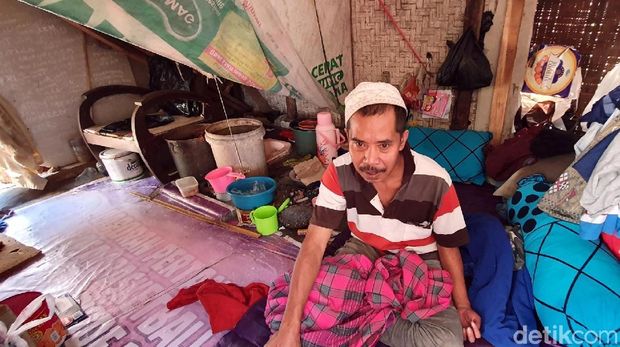 Pria Lumpuh Tidur 'Bedempetan' dengan Lubang BAB di Sukabumi