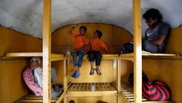Ketika kereta berhenti di Mukundwasi, mereka hanya butuh waktu satu menit untuk turun. Dengan terburu-buru mereka menurunkan air. Jika sedang sial, kendi akan jatuh dan air pun tumpah, sia-sialah pekerjaan mereka (Francis Mascarenhas/Reuters)