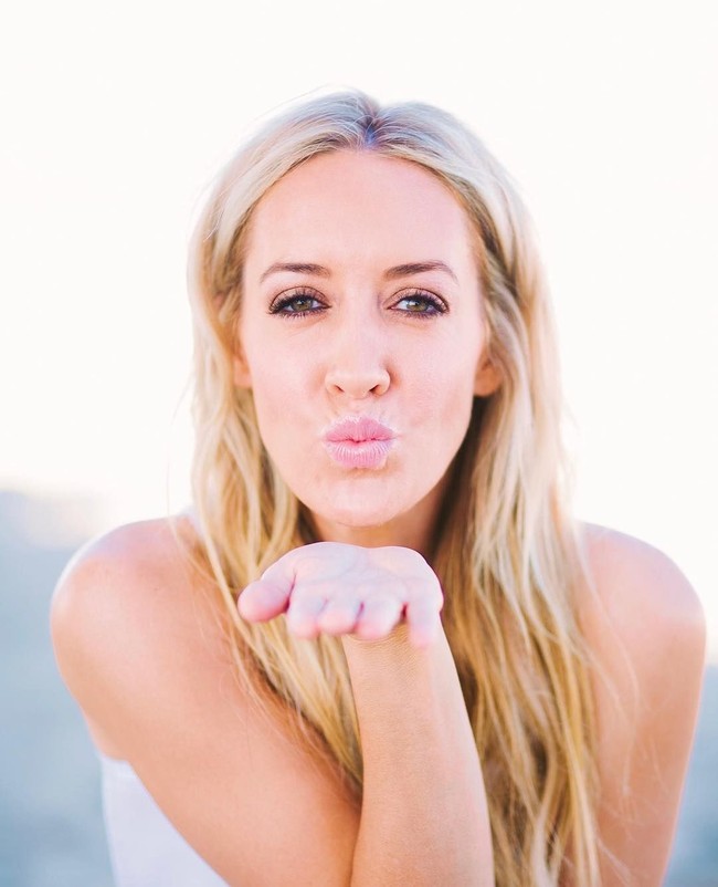 Adalah Sara Happ yang menghadirkannya ke pasar kecantikan pada 2005. Ketika itu, Sara tiba-tiba mencari kata lip scrub di Google dan tidak menemukannya. Kemudian Sara langsung tahu bahwa ia bisa membuatnya sendiri dari dapur. Foto: Instagram @sarahapp