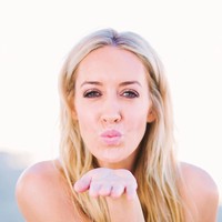 Adalah Sara Happ yang menghadirkannya ke pasar kecantikan pada 2005. Ketika itu, Sara tiba-tiba mencari kata lip scrub di Google dan tidak menemukannya. Kemudian Sara langsung tahu bahwa ia bisa membuatnya sendiri dari dapur. Foto: Instagram @sarahapp