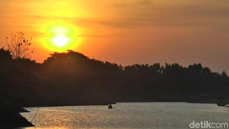 Serunya Warga Lamongan Berburu Sunset di Bengawan Solo yang Kering Serunya Warga Lamongan Berburu Sunset di Bengawan Solo yang Kering