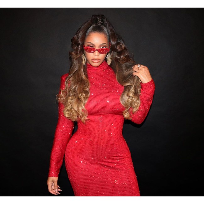 Menurut Pagesix, gaun tersebut dirancang oleh Sol Angelann yang berkolaborasi dengan Swarovski. Taburan berlian tampak menghiasi gaun itu. (Foto: Instagram/@beyonce)