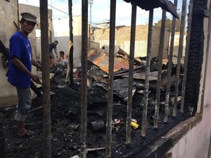 Korban Kebakaran Sentosa Lama Medan Mengais Puing-puing