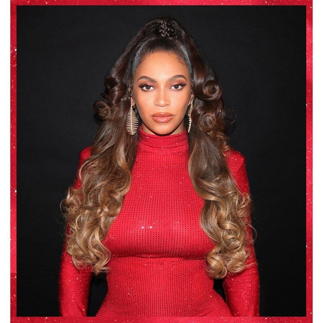 Bukan Beyonce namanya jika gayanya tak mewah. Eksis di Instagram, Beyonce memamerkan penampilannya dalam balutan gaun merah merona. (Foto: Instagram/@beyonce)
