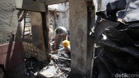 Sejumlah warga mencari berbagai benda berharga yang masih dapat diselamatkan dari rumah mereka yang telah hangus terbakar.