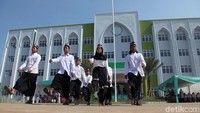 Para santri turut dilibatkan dalam acara tersebut, salah satunya menjadi pasukan paskibra.