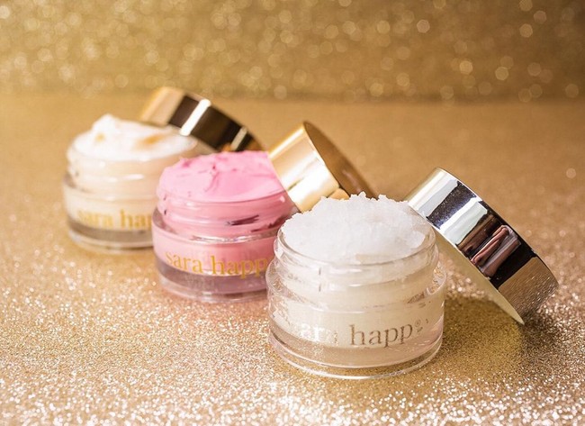 Lip scrub Sara Happ dijual secara online dan di beberapa toko kosmetik high end. Produk tersebut dijual seharga Rp 280 ribu hingga Rp 330 ribu. Selain scrub, Sara juga menyediakan produk lip balm, lip tint, lip mask, dan lip plumper. Foto: Instagram @sarahapp