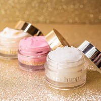 Lip scrub Sara Happ dijual secara online dan di beberapa toko kosmetik high end. Produk tersebut dijual seharga Rp 280 ribu hingga Rp 330 ribu. Selain scrub, Sara juga menyediakan produk lip balm, lip tint, lip mask, dan lip plumper. Foto: Instagram @sarahapp