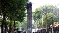 Pria itu diketahui bernama Agustinus Woro. Aksi memanjat ini bukan yang pertama kali dilakukan Agustinus.