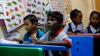 Namanya Sakshi Graud, berusia 9 tahun. Setiap hari sepulang sekolah dia bersama teman-temannya menuju stasiun kereta (Francis Mascarenhas/Reuters)