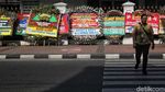 Jejeran Karangan Bunga untuk Jokowi-Maruf di Istana