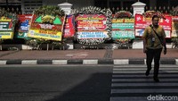 Kepala BPPT Hammam Riza hingga Ikatan Alumni Universitas Trisakti juga mengirimkan karangan bunga.