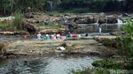 Warga Jasinga Bogor Manfaatkan Air Sungai untuk Mencuci