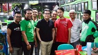 alan-jalan ke Solo, Wishnutama sempatkan mampir makan bebek goreng. Usai makan di Bebek Slamet ia sempat berfoto dengan para pegawai dan pengemudi ojek online. Foto: Instagram wishnutama
