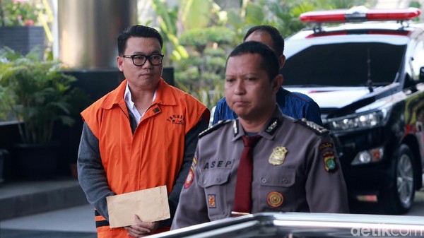 Diperiksa KPK, Tersangka Suap Impor Ikan Tutupi Borgol dengan Amplop