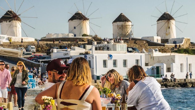 Ilustrasi turis di Mykonos, Yunani. (Foto: KenWiedemann/iStock) Ilustrasi turis di Mykonos, Yunani. (Foto: KenWiedemann/iStock)
