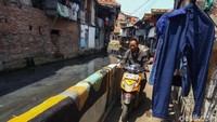Pasalnya, kemiskinan tak jarang berkaitan erat dengan tingkat kejahatan yang terjadi di masyarakat. Faktor ekonomi kerap menjadi alasan bagi seseorang untuk melakukan sesuatu yang melanggar hukum demi bertahan hidup.