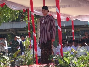 Bergaya Santri Jawa Jadul, Gubernur Ganjar Pimpin Apel Hari Santri