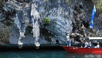 Makin dekat, tampak sepasang batu kembar yang terlihat menjuntai dari sisi tebing. Di ujungnya, batu tampak seperti jamur atau alat kelamin pria. Melihatnya, tak heran kalau disebut sebagai batu kelamin (Randy/detikcom)  
