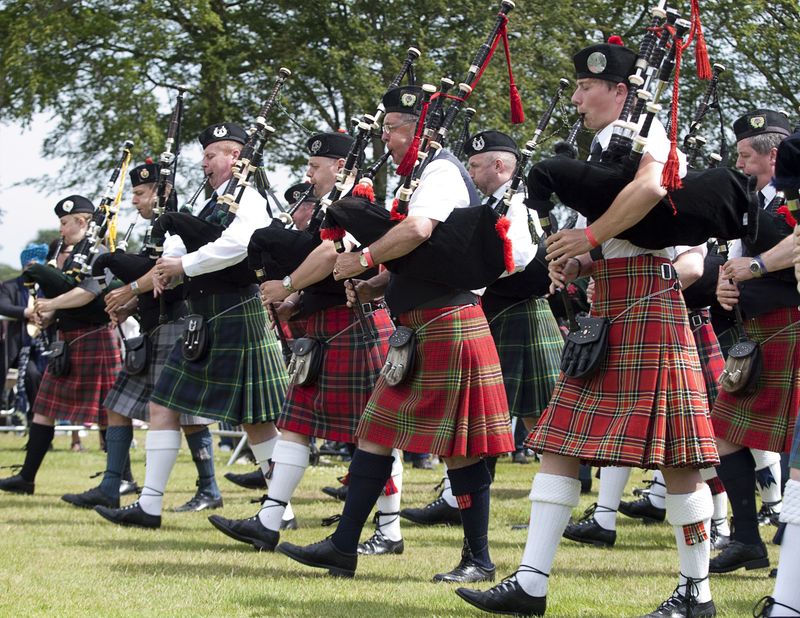 Busana kilt Skotlandia Man wearing kilt with a fan blowing it up.