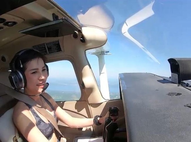 Sineenat yang aktif berdinas di militer --sebelum gelarnya dicabut-- dikenal dengan gaya rambut yang selalu terlihat bondol.  Foto: Reuters