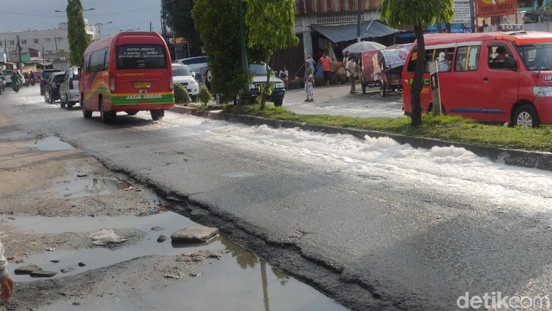 Jalan Jamin Ginting Medan Dipenuhi Busa, dari Mana? Jalan Jamin Ginting Medan Dipenuhi Busa, dari Mana?
