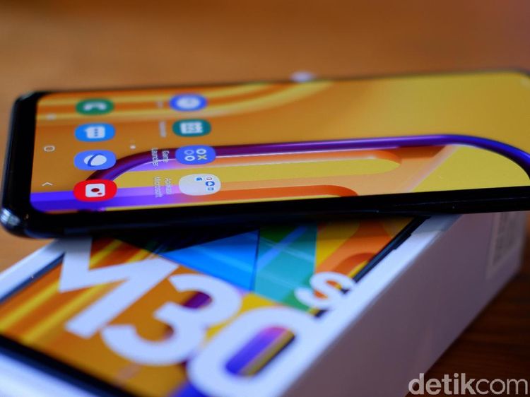 Unboxing Galaxy M30s, Ponsel Baterai Super Jumbo Rp 3 Jutaan