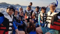 Tak lengkap liburan di Taman Nasional Komodo tanpa menjajal keindahan bawah lautnya. Ibu Sri juga sempat snorkeling bareng keluarganya (@smindrawati/Instagram)