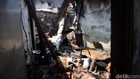 Terlihat beberapa bangunan hangus terbakar, mulai dari atap hingga ke bagian bawah rumah. Udara di sekitar lokasi masih tampak berdebu.