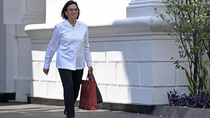 Mantan Menteri Keuangan Sri Mulyani Indrawati meninggalkan Kompleks Istana Kepresidenan di Jakarta, Selasa (22/10/2019). ANTARA FOTO/Puspa Perwitasari/foc.