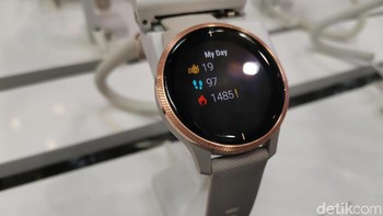 Garmin Indonesia memperkenalkan Venu, smartwatch pertama Garmin dengan layar AMOLED 1,2 inch. Selain itu, ada seri vivoactive4 smartwatch GPS. Seri vivoactive4 tersedia dengan dua ukuran (45mm dan 39mm).   Venu dan vivoactive sudah ada 30 activity, run, bike, berenang, golf, menu-menunya sudah ada di jamnya. Data aktivitas tubuh pun, untuk kedua jam sangat detail. Contohnya, saat berlari bisa liat pace, heart rate, distance, training zone dan bahkan seberapa banyak kalori yang sudah terbakar. Venu dibanderol Rp 5.999.000 sedangkan vivoactive 4 Rp 5.499.000. (Foto: Aisyah Kamaliah/detikINET)