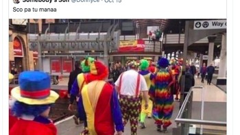 Pemain Arsenal dan MU digambarkan seperti badut karena terus menelan hasil buruk. Foto: Twitter