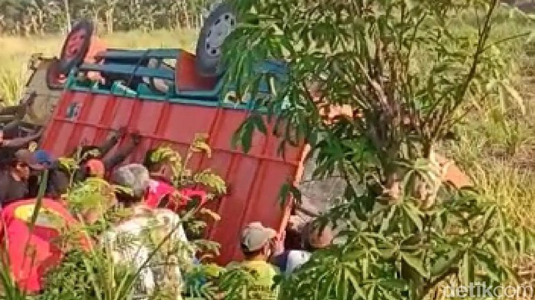 Truk Muat Puluhan Buruh Tani Terguling di Sawah, Satu Tewas dan 10 Luka Truk Muat Puluhan Buruh Tani Terguling di Sawah, Satu Tewas dan 10 Luka
