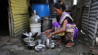 Dhage tidak sendiri, dia bersama jutaan orang India lainnya berada dalam kondisi sulitnya mendapatkan persediaan air bersih. Menurut badan amal yang berbasis di Inggris, WaterAid mengatakan bahwa 12 persen orang idia atau sekitar 163 juta orang tidak memiliki akses ke air bersih di dekat rumah mereka (Francis Mascarenhas/Reuters)