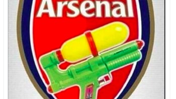 Pistol mainan menggambarkan Arsenal yang payah. Foto: Twitter
