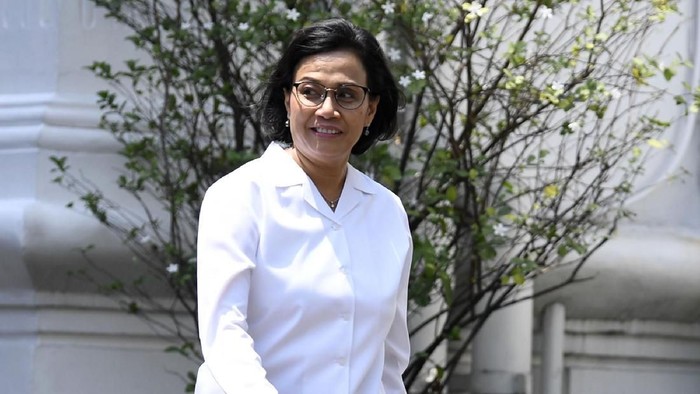 Mantan Menteri Keuangan Sri Mulyani Indrawati meninggalkan Kompleks Istana Kepresidenan di Jakarta, Selasa (22/10/2019). ANTARA FOTO/Puspa Perwitasari/foc.