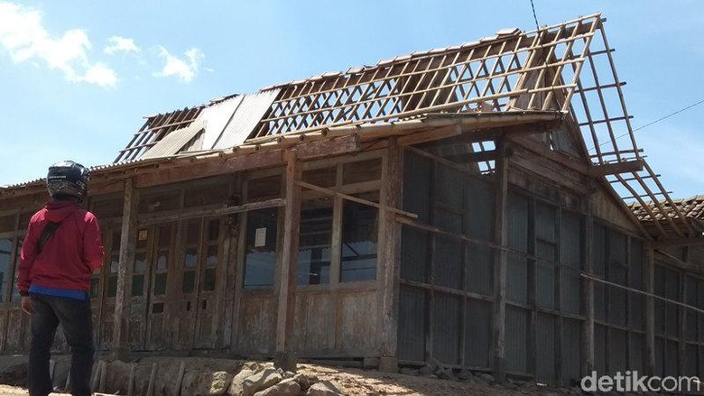 1.220 Rumah Rusak Akibat Diterjang Angin Kencang di Magelang 1.220 Rumah Rusak Akibat Diterjang Angin Kencang di Magelang