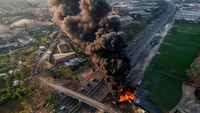 Warga setempat melihat api pertama kali muncul dari proyek trase kereta cepat Jakarta-Bandung. PT Kereta Cepat Indonesia China (KCIC) yang merupakan kontraktor kereta cepat Jakarta-Bandung mengatakan, pihaknya masih menginvestigasi penyebab kebakaran tersebut.