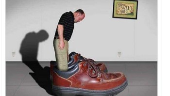 Mungkin pekerjaan melatih Arsenal terlalu berat buat Emery. Foto: Twitter