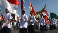 Kirab Hari Santri Nasional dilakukan para santri di Perempatan kartoyono, Ngawi, Jawa Timur. Acara tersebut dikuti ratusan peserta. ANTARA FOTO/Ari Bowo Sucipto.
